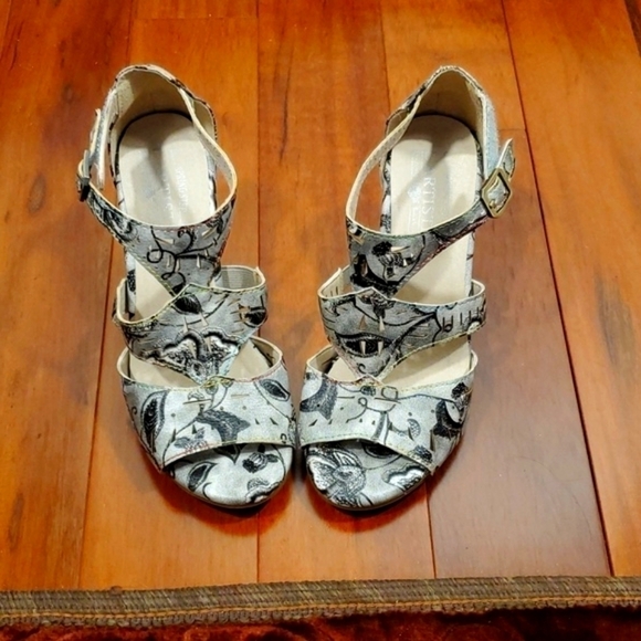 L'Atiste spring steps Gray Floral embroidered Sandals made in Spain Size… - Picture 1 of 17